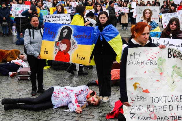 News Themen der Woche KW14 News Bilder des Tages Protest Against Russian Genocide In Ukraine Ukrainian citizens and supporters lay on the ground playing dead while attending a silent protest at the Main Square against the mass murder of Ukrainian civilians by the Russian soldiers during the ongoing invasion of Ukraine. Krakow, Poland on April 9, 2022. Russian forces have withdrawn from around Ukraine s capital Kyiv leaving behind the streets littered with bodies of Ukrainian civilians. Krakow Poland  Copyright: xBeataxZawrzelx originalFilename: zawrzel-protesta220409_npR2q.jpg