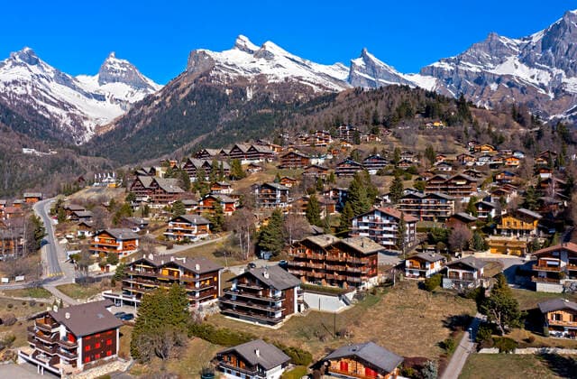 Creative Highlights World Ferien- und Kurort Ovronnaz am Fuss der verschneiten Alpengipfel, Ovronnaz, Wallis, Schweiz *** Vacation and health resort Ovronnaz at the foot of the snowy alpine peaks, Ovronnaz, Valais, Switzerland 1026202901