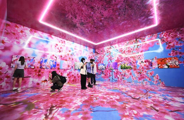 Entertainment Themen der Woche KW14 Entertainment Bilder des Tages (220410) -- BEIJING, April 10, 2022 -- People visit the exhibitions at the Times Art Museum in Beijing, capital of China, April 10, 2022. ) CHINA-BEIJING-ART EXHIBITION (CN) RenxChao 