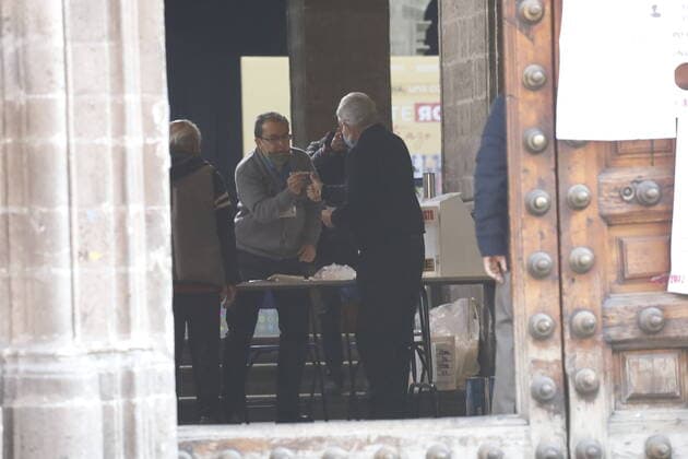 Mexico™s President Lopez Obrador Casts His Vote For Consultation For Revocation Of Mandate MEXICO CITY, MEXICO - APRIL 10, 2022: Mexican President AndrÃ s Manuel Lopez Obrador accompanied by his wife, Beatriz GutiÃ rrez Müller, went to the voting booth located at the Art Museum of the Ministry of Finance in Mexico City to cast his vote in the recall vote, the first democratic exercise of its kind in the country. On April 10, 2022 in Mexico City, Mexico. (Photo by Luis Barron Eyepix Group Copyright: xLuisxBarronx xEyepixxGroupx EYEPIX_LB_10042022_60644