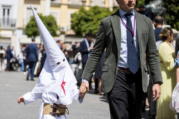 News Themen der Woche KW14 News Bilder des Tages April 10, 2022, Seville, Spain: A child penitent of the Brotherhood called La Borriquita walks to the church before his parade to Cathedral on Palm Sunday, Domingo de Ramos in Spanish Seville Spain - ZUMAa142 20220410_zap_a142_021 Copyright: xDanielxGonzalezxAcunax