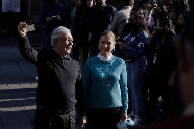 Revocation Of Mandate In Mexico AndrÃ s Manuel Lopez Obrador, Constitutional President of the United Mexican States, shows his voting card as he leaves the Art Museum of the Ministry of Finance and Public Credit (SHCP), located at 4 Moneda Street in the Historic Centre of Mexico City, where he cast his vote in the Popular Consultation for the Revocation of Mandate in Mexico. The purpose of the recall referendum is to ask Mexican citizens whether or not to remove the current president of Mexico, AndrÃ s Manuel Lopez Obrador. Mexico City Mexico City Mexico  Copyright: xGerardoxVieyrax originalFilename: vieyra-notitle220410_npQ8l.jpg