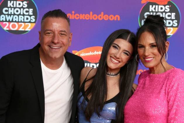 April 9, 2022, Santa Monica, CA, USA: LOS ANGELES - APR 9: Charli D Amelio, parents at the 2022 Kids Choice Awards at Barker Hanger on April 9, 2022 in Santa Monica, CA Santa Monica USA - ZUMAb170 20220409_zap_b170_470 Copyright: xKayxBlakex