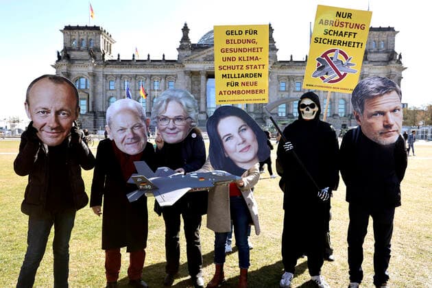 Bilder des Jahres 2022, News 04 April News Themen der Woche KW15 Demonstration der Organisation International Campaign to Abolish Nuclear weapons (ICAN) vor dem Reichstag. ICAN ist gegen die Beschaffung neuer Trägersysteme, wie z.B. das Kampfflugzeug F-35, für die US-Atomwaffen in Deutschland. Die Demonstration laeuft unter dem Motto ãAtombomber, Nein DankeÒ. DEU, Berlin, 11.04.2022 *** Demonstration of the organization International Campaign to Abolish Nuclear weapons ICAN in front of the Reichstag ICAN is against the procurement of new delivery systems, such as the fighter aircraft F 35, for the US nuclear weapons in Germany The demonstration runs under the motto ãAtombomber, Nein DankeÒ DEU, Berlin, 11 04 2022
