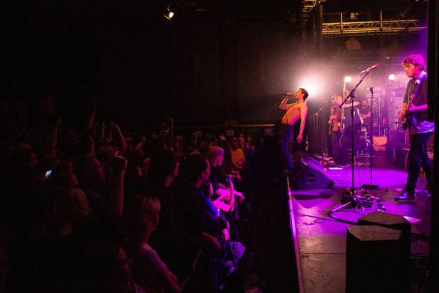 Shame live in Oslo, Norway Oslo, Norway. 10th, April 2022. The English post-punk band Shame performs a live concert at Parkteatret in Oslo. Here vocalist Charlie Steen is seen live on stage. Oslo Norway  Copyright: xGonzalesxPhoto Per-OttoxOppix
