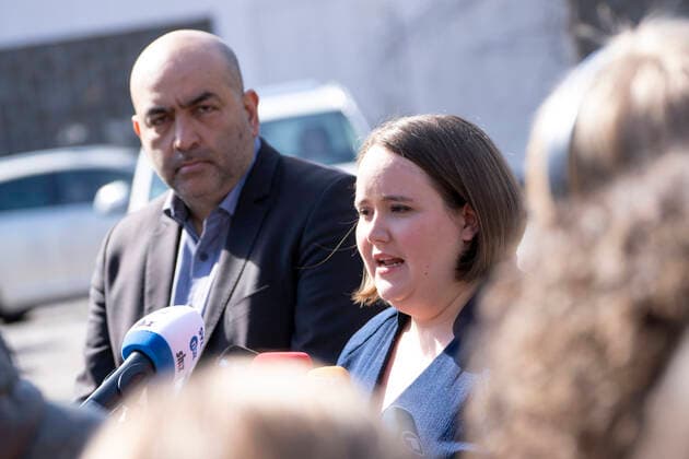 Klausur des Bundesvorstandes von Bündnis90 Die Grünen in Husum Pressestatement zum Rücktritt der Bundesministerin Anne Spiegel - Ricarda Lang, Bundesvorsitzende und Omid Nouripour, Bundesvorsitzender;Klausur des Bundesvorstandes von Bündnis90 Die Grünen in Husum Pressestatement zum Rücktritt der Bundesministerin Anne Spiegel - Ricarda Lang, Bundesvorsitzende und Omid Nouripour, Bundesvorsitzender, Husum Schleswig-Holstein Deutschland Hotel Altes Gymnasium