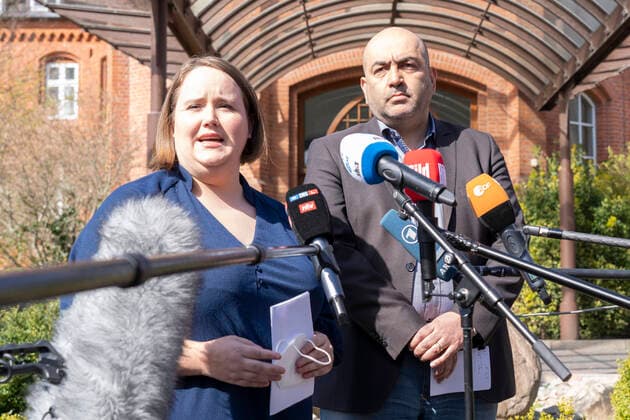 Bilder des Jahres 2022, News 04 April News Themen der Woche KW15 News Bilder des Tages Klausur des Bundesvorstandes von Bündnis90 Die Grünen in Husum Pressestatement zum Rücktritt der Bundesministerin Anne Spiegel - Ricarda Lang, Bundesvorsitzende und Omid Nouripour, Bundesvorsitzender;Klausur des Bundesvorstandes von Bündnis90 Die Grünen in Husum Pressestatement zum Rücktritt der Bundesministerin Anne Spiegel - Ricarda Lang, Bundesvorsitzende und Omid Nouripour, Bundesvorsitzender, Husum Schleswig-Holstein Deutschland Hotel Altes Gymnasium