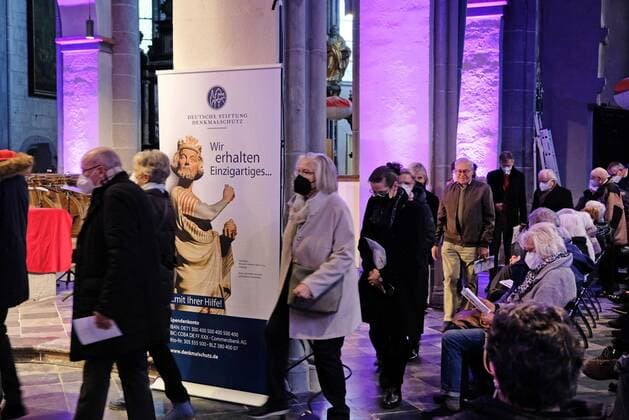 Benefizkonzert in St. Kornelius Aachen-Kornelimünster, 10.04.2022: Benefizkonzert der Reihe Grundton D mit dem Vokalensemble Singer Pur in der ehemaligen Abteikirche St. Kornelius, die im Juli 2021 vom Hochwasser stark geschädigt wurde. Veranstalter waren die Kulturinitiative Kornelimünster, der Deutschlandfunk und die Deutsche Stiftung Denkmalschutz. Das Programm bestand aus geistlicher Vokalmusik aus Deutschland und dem Baltikum. Aachen Kornelimünster NRW Deutschland