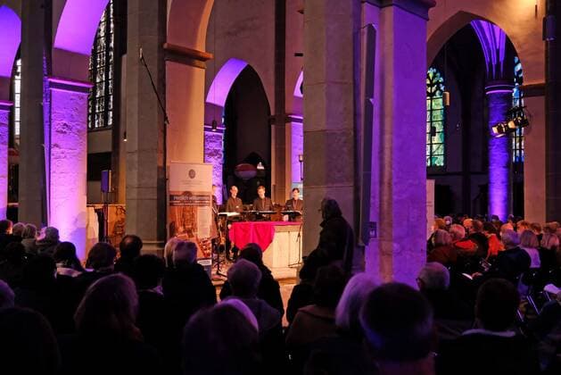 Benefizkonzert in St. Kornelius Aachen-Kornelimünster, 10.04.2022: Benefizkonzert der Reihe Grundton D mit dem Vokalensemble Singer Pur in der ehemaligen Abteikirche St. Kornelius, die im Juli 2021 vom Hochwasser stark geschädigt wurde. Veranstalter waren die Kulturinitiative Kornelimünster, der Deutschlandfunk und die Deutsche Stiftung Denkmalschutz. Das Programm bestand aus geistlicher Vokalmusik aus Deutschland und dem Baltikum. Aachen Kornelimünster NRW Deutschland
