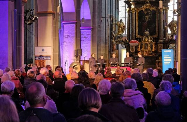 Benefizkonzert in St. Kornelius Aachen-Kornelimünster, 10.04.2022: Benefizkonzert der Reihe Grundton D mit dem Vokalensemble Singer Pur in der ehemaligen Abteikirche St. Kornelius, die im Juli 2021 vom Hochwasser stark geschädigt wurde. Veranstalter waren die Kulturinitiative Kornelimünster, der Deutschlandfunk und die Deutsche Stiftung Denkmalschutz. Das Programm bestand aus geistlicher Vokalmusik aus Deutschland und dem Baltikum. Aachen Kornelimünster NRW Deutschland