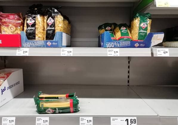 Berlin - Deutschland. Auch bei Nudeln wird es eng, In den Regalen klaffen Lücken.