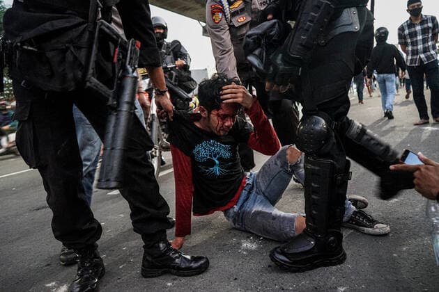 Bilder des Jahres 2022, News 04 April News Themen der Woche KW15 News Bilder des Tages April 11, 2022, Makassar, South Sulawesi, Indonesia: A student was bleeding from his head after being arrested by Brimob officers from the South Sulawesi regional police, following clashes between police and demonstrators in Makassar. The demonstrators initially took action against the postponement of the presidential election, and asked for economic recovery in Indonesia, but eventually clashed with police officers in front of the DPRD of South Sulawesi to Jalan AP Pettarani Makassar. Makassar Indonesia - ZUMAb223 20220411_zip_b223_001 Copyright: xHerwinxBaharx
