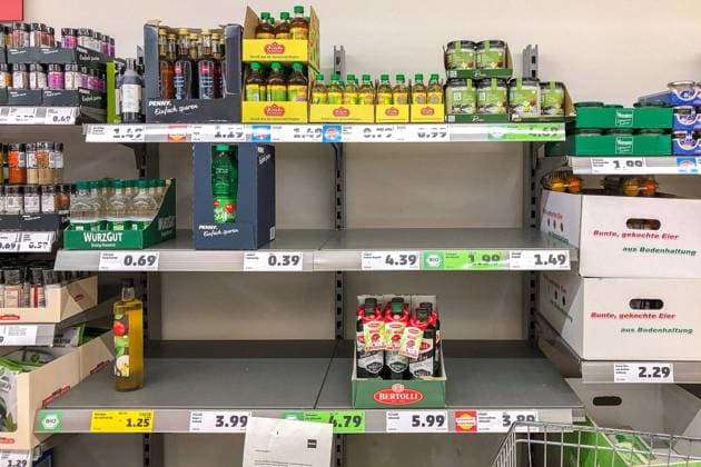 Hamsterkäufe bei Speiseöl - 06.04.2022: Symbolbild: Hamsterkauf - Wegen der Hamsterkäufe sind die Regale mit dem Speiseöl so gut wie leer gefegt. Viele Märkte geben das Öl nur noch rationiert ab. (Rostock, 06.04.2022) Rostock Mecklenburg-Vorpommern Deutschland *** Hoarding purchases with edible oil 06 04 2022 symbol picture hoarding purchase Because of the hoarding purchases the shelves with the edible oil are as good as empty swept Many markets give the oil only rationed Rostock, 06 04 2022 Rostock Mecklenburg Western Pomerania Germany