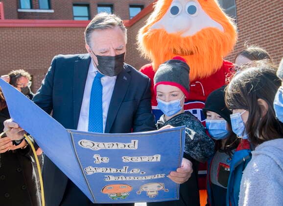 April 11, 2022, Montreal, PQ, Canada: Quebec Premier Francois Legault is presented with a book by children during a visit to a school in Montreal, Monday, April 11, 2022. Montreal Canada  - ZUMAc35_ 20220411_zaf_c35_017 Copyright: xGrahamxHughesx