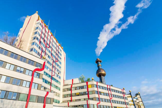 Müllverbrennungsanlage (waste incineration plant) Spittelau, design by Friedensreich Hundertwasser, smoke at chimney Wien, Vienna Wien Austria 09. Alsergrund