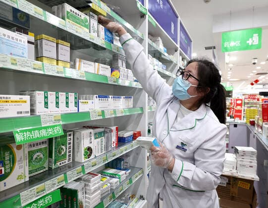 (220410) -- SHANGHAI, April 10, 2022 -- An employee prepares medicine for an online order at a drugstore in east China s Shanghai, April 10, 2022. ) CHINA-SHANGHAI-COVID-19-MARKET SUPPLY ChenxJianli 