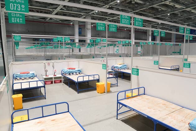 Coronavirus, Eindrücke aus China (220411) -- SHANGHAI, April 11, 2022 -- Photo taken on April 11, 2022 shows the interior view of a makeshift hospital converted from the National Exhibition and Convention Center (NECC) in east China s Shanghai. The NECC, also known as the auspicious four-leaf clover, is being converted into the largest makeshift hospital in the city. On April 9, part of the makeshift hospital converted from the No. 3 exhibition hall of the NECC was put into use to aid the megacity s fight against resurging COVID-19. ) CHINA-SHANGHAI-NECC-MAKESHIFT HOSPITAL (CN) DingxTing 