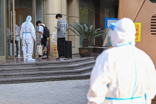 Coronavirus, Eindrücke aus China (220411) -- HANGZHOU, April 11, 2022 -- People to be quarantined arrive at a hotel in Hangzhou, east China s Zhejiang Province, April 11, 2022. The city of Hangzhou has offered quarantine rooms to aid Shanghai during its COVID-19 resurgence. The rooms are being used to isolate people who are close contacts and secondary close contacts of COVID-19 cases in Shanghai. Humanistic care has been strengthened at isolation sites, focusing on life security, medical services, mental health counseling and personalized services. ) CHINA-ZHEJIANG-HANGZHOU-COVID-19-QUARANTINE (CN) JiangxHan 