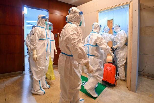 Coronavirus, Eindrücke aus China (220411) -- HANGZHOU, April 11, 2022 -- Staff members and medics work in a quarantine hotel in Hangzhou, east China s Zhejiang Province, April 11, 2022. The city of Hangzhou has offered quarantine rooms to aid Shanghai during its COVID-19 resurgence. The rooms are being used to isolate people who are close contacts and secondary close contacts of COVID-19 cases in Shanghai. Humanistic care has been strengthened at isolation sites, focusing on life security, medical services, mental health counseling and personalized services. ) CHINA-ZHEJIANG-HANGZHOU-COVID-19-QUARANTINE (CN) JiangxHan 