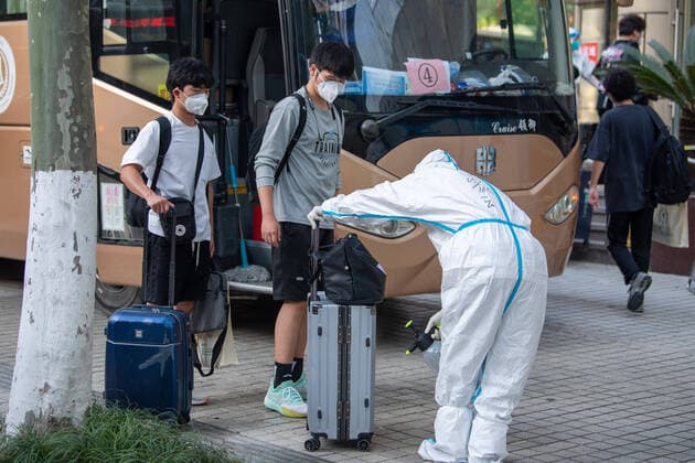 Coronavirus, Eindrücke aus China (220411) -- HANGZHOU, April 11, 2022 -- A staff member disinfects luggage of people to be quarantined outside a hotel in Hangzhou, east China s Zhejiang Province, April 11, 2022. The city of Hangzhou has offered quarantine rooms to aid Shanghai during its COVID-19 resurgence. The rooms are being used to isolate people who are close contacts and secondary close contacts of COVID-19 cases in Shanghai. Humanistic care has been strengthened at isolation sites, focusing on life security, medical services, mental health counseling and personalized services. ) CHINA-ZHEJIANG-HANGZHOU-COVID-19-QUARANTINE (CN) JiangxHan 