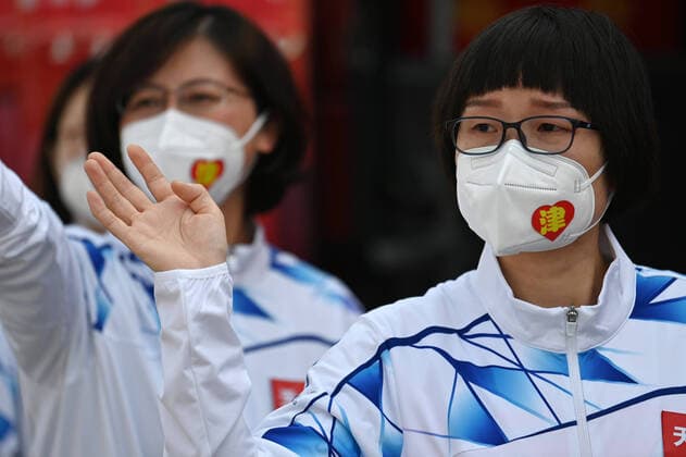 Coronavirus, Eindrücke aus China (220411) -- TIANJIN, April 11, 2022 -- Xu Ning (R) waves goodbye to her family before leaving for Shanghai, in north China s Tianjin, April 11, 2022. Tianjin sent a team of 78 traditional Chinese medicine (TCM) medical workers to help Shanghai fight COVID-19 pandemic on Monday. Xu Ning, a deputy chief physician from the First Teaching Hospital of Tianjin University of Traditional Chinese Medicine, is one of them. Over the past two years, she has been in the wards of Tianjin Haihe Hospital for many times to fight against the pandemic, and gained a lot of experience in TCM treatment. ) CHINA-TIANJIN-TCM-MEDICAL TEAM-SHANGHAI-AID (CN) LixRan