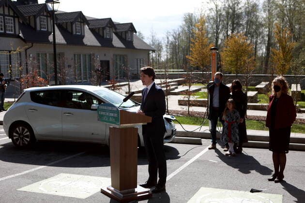 April 11, 2022, VICTORIA, BC, CAN: David Hadley, right, with his family Lori Petryk and Alexandria, 8, joined by Clean Energy Canada executive director Merran Smith as they look on while Prime Minister Justin Trudeau talks about electric vehicle infrastructure during a press conference at Royal Roads University in Victoria, B.C., on Monday, April 11, 2022. VICTORIA CAN - ZUMAc35_ 20220411_zaf_c35_033 Copyright: xChadxHipolitox