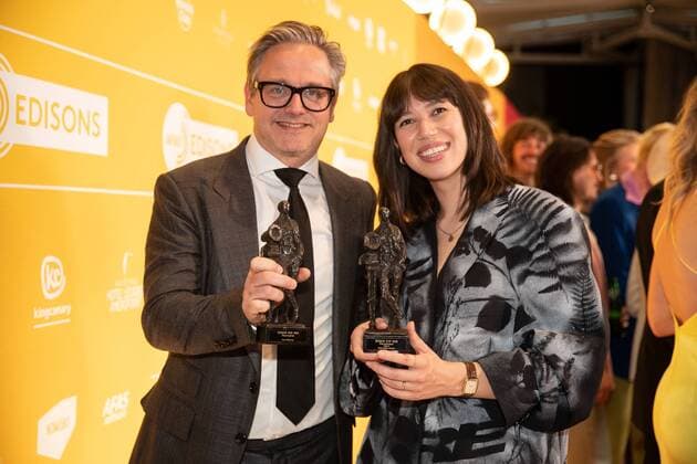 Bilder des Jahres 2022, Entertainment 04 April Entertainment Themen der Woche KW15 Entertainment Bilder des Tages 2022-04-11 19:23:43 LEUSDEN - Guus Meeuwis with his Pop Edison Oeuvre Prize after the presentation of the Edison Pop Prizes 2022 together with singer Meau, who received an Edison for best newcomer. ANP KIPPA PAUL BERGEN netherlands out - belgium out *** 2022 04 11 19 23 43 LEUSDEN Guus Meeuwis with his Pop Edison Oeuvre Prize after the presentation of the Edison Pop Prizes 2022 together with singer Meau, who received an Edison for best newcomer ANP KIPPA PAUL BERGEN netherlands out belgium out  Copyright: xx x446972028x originalFilename: 446972028.jpg