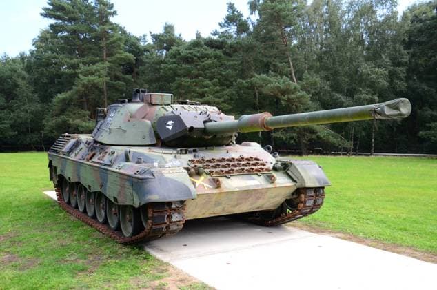 Kampfpanzer Leopard 1 der Bundeswehr Der Kampfpanzer Leopard 1 ist der erste, von Deutschland entwickelte Kampfpanzer nach dem 2. Weltkrieg. Er wurde in vielen Varianten in der Bundeswehr eingesetzt. Er wurde von Rheinmetall und Kraus Maffei Wegmann gebaut. Meppen Niedersachsen Deutschland *** Leopard 1 main battle tank of the Bundeswehr The Leopard 1 main battle tank is the first main battle tank developed by Germany after World War 2 It was used in many variants in the Bundeswehr It was built by Rheinmetall and Kraus Maffei Wegmann Meppen Lower Saxony Germany
