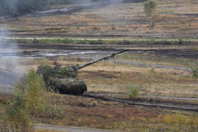 Panzerhaubitze 2000 der Bundeswehr Die Panzerhaubitze 2000 während einer Gefechtsvorführung im scharfen Schuss. Sie ist die modernste Panzerhaubitze der Bundeswehr Bergen Niedersachsen Deutschland *** Bundeswehr howitzer 2000 The howitzer 2000 during a combat demonstration in live fire It is the most modern howitzer of the Bundeswehr Bergen Lower Saxony Germany