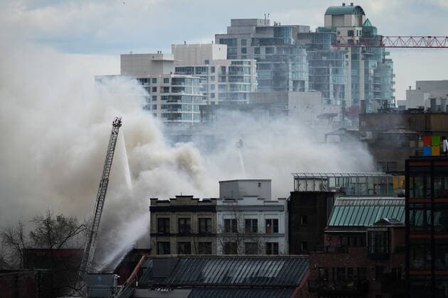 News Bilder des Tages April 11, 2022, VANCOUVER, BC, CANADA: A firefighter on a ladder truck directs water on a four-alarm fire burning at a single room occupancy (SRO) hotel, in Vancouver, B.C., Monday, April 11, 2022. Vancouver s fire chief says some people remained unaccounted for as crews fought a fire inside a four-storey residential building in the city s Gastown neighbourhood. VANCOUVER CANADA  - ZUMAc35_ 20220411_zaf_c35_067 Copyright: xDarrylxDyckx