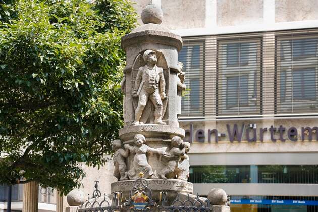 Teichmann Brunnen, Steinfigur des Albrecht Ludwig Berblinger, Schneider von Ulm, Ulm, Baden-Württemberg, Deutschland, Europa *** Teichmann fountain, stone figure of Albrecht Ludwig Berblinger, tailor of Ulm, Ulm, Baden Wuerttemberg, Germany, Europe Copyright: imageBROKER/KatharinaxHild iblhil08186154.jpg 