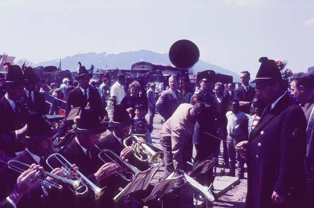  US-Forces am Flugplatz Greiling, historisch, Sechziger Jahre, Frühling, Frühjahr, Armed, Tag der Freundschaft, Barracks, Truppen, GI, GIs, Militär, militärisch, Straßenkreuzer, Soldaten, Soldat, amerikanisch, Voralpen, Blomberg, Amerikaner, Kapelle, Stadtkapelle, Musiker, Trachten, Blasmusik, Bläser, Trompete, Trompeter, LAutsprecher, Megafon, Begegnung, Begegnungen, 1st Special Forces Command, Green Berets, Mc Graw Kaserne, Bad Tölz, Isarwinkel, Bayern, Deutschland, Europa *** US Forces at Greiling Airfield, historical, Sixties, Spring, Armed, Friendship Day, Barracks, Troops, GI, GIs, Military, military, road cruiser, soldiers, soldier, American, Pre-Alps, Blomberg, Americans, band, town band, musicians, traditional costumes, brass band, Copyright: imageBROKER/AugustxLautenbacher ibltoh08201610.jpg