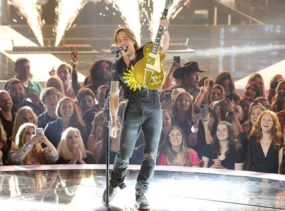 April 11, 2022, Nashville, TN, USA: Keith Urban performs at the 2022 CMT Music Awards at Nashville Municipal Auditorium on April 11, 2022 in Nashville, Tennessee. Nashville USA - ZUMAs181 20220411_zea_s181_154 Copyright: xImagespacex