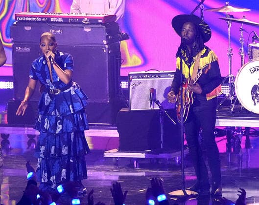 April 11, 2022, Nashville, TN, USA: Mickey Guyton, Eric Burton perform at the 2022 CMT Music Awards at Nashville Municipal Auditorium on April 11, 2022 in Nashville, Tennessee. Nashville USA - ZUMAs181 20220411_zea_s181_183 Copyright: xImagespacex