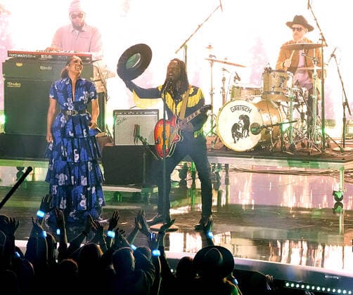 April 11, 2022, Nashville, TN, USA: Mickey Guyton, Eric Burton perform at the 2022 CMT Music Awards at Nashville Municipal Auditorium on April 11, 2022 in Nashville, Tennessee. Nashville USA - ZUMAs181 20220411_zea_s181_185 Copyright: xImagespacex