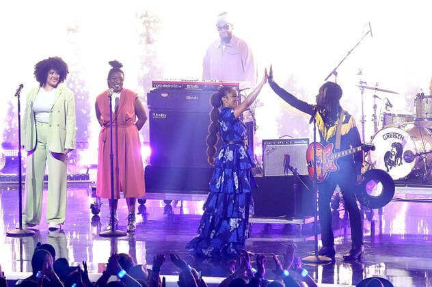April 11, 2022, Nashville, TN, USA: Mickey Guyton, Eric Burton perform at the 2022 CMT Music Awards at Nashville Municipal Auditorium on April 11, 2022 in Nashville, Tennessee. Nashville USA - ZUMAs181 20220411_zea_s181_186 Copyright: xImagespacex