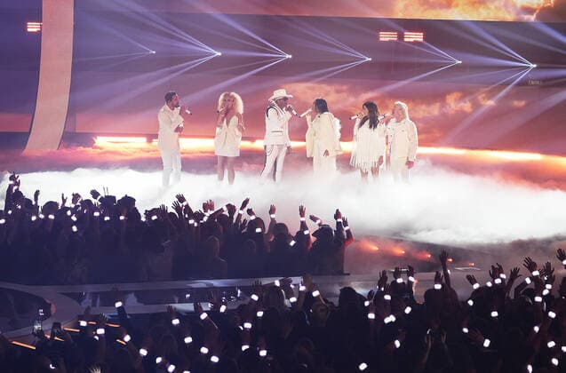 April 11, 2022, Nashville, TN, USA: Jimi Westbrook and Kimberly Schlapman of Little Big Town, Jimmie Allen, Monica, Karen Fairchild of Little Big Town and Philip Sweet of Little Big Town perform at the 2022 CMT Music Awards at Nashville Municipal Auditorium on April 11, 2022 in Nashville, Tennessee. Nashville USA - ZUMAs181 20220411_zea_s181_206 Copyright: xImagespacex
