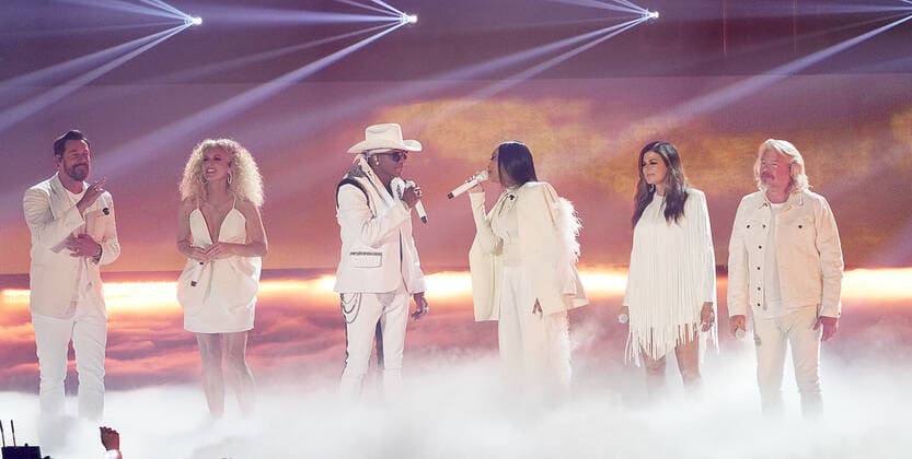 April 11, 2022, Nashville, TN, USA: Jimi Westbrook and Kimberly Schlapman of Little Big Town, Jimmie Allen, Monica, Karen Fairchild of Little Big Town and Philip Sweet of Little Big Town perform at the 2022 CMT Music Awards at Nashville Municipal Auditorium on April 11, 2022 in Nashville, Tennessee. Nashville USA - ZUMAs181 20220411_zea_s181_208 Copyright: xImagespacex