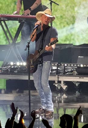 April 11, 2022, Nashville, TN, USA: Kenny Chesney performs at the 2022 CMT Music Awards at Nashville Municipal Auditorium on April 11, 2022 in Nashville, Tennessee. Nashville USA - ZUMAs181 20220411_zea_s181_218 Copyright: xImagespacex