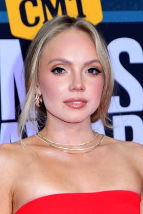 11 April 2022 - Nashville, Tennessee - Danielle Bradbery. 2022 CMT Music Awards held at Nashville Municipal Auditorium. Nashville USA - ZUMAa123 20220411_zaa_a123_103 Copyright: xDara-MichellexFarrx