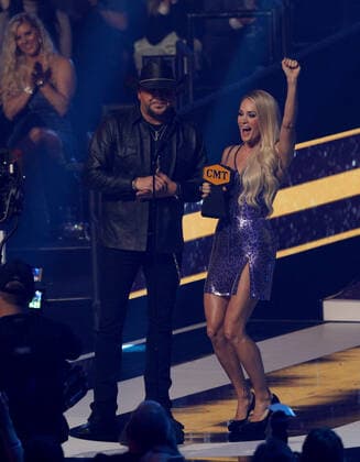 County Music Artist Carrie Underwood and Jason Aldean celebrates winning the 2022 CMT Video of the Year at the CMT Music Awards at the Municipal Auditorium in Nashville, Tennessee, Monday, April 11, 2022.  JPS20220411201 JohnxSommersxII