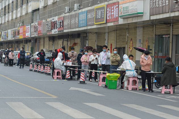 Coronavirus, Eindrücke aus China April 12, 2022, Fuyang, Anhui, China: Residents of the controlled area wait in a line to be tested for covid-19 nucleic acid. The Chinese mainland on Monday reported 1,251 locally transmitted confirmed COVID-19 cases, the National Health Commission s Tuesday report showed. Of the new local confirmed cases, 994 were reported in Shanghai, while 171 were reported in Jilin. Fuyang China - ZUMAs197 20220412_zaa_s197_001 Copyright: xSheldonxCooperx