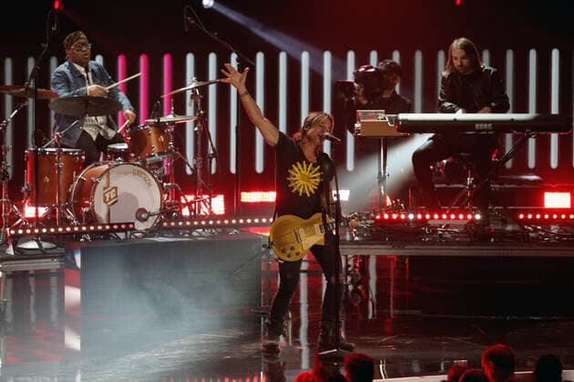 Keith Urban perform at the CMT Music Awards at the Municipal Auditorium in Nashville, Tennessee, Monday, April 11, 2022.  JPS20220411026 JohnxSommersxII