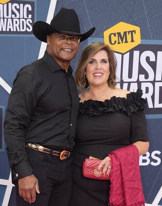 April 11, 2022, Nashville, TN, USA: Mike Singletary, Kim Singletary attend the 2022 CMT Music Awards at Nashville Municipal Auditorium on April 11, 2022 in Nashville, Tennessee. Nashville USA - ZUMAs181 20220411_zea_s181_263 Copyright: xImagespacex