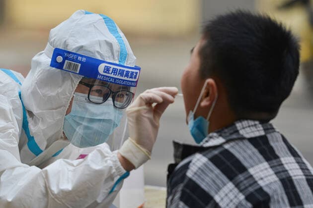 Coronavirus, Eindrücke aus China April 12, 2022, Fuyang, Anhui, China: A medical worker performs COVID-19 nucleic acid test on a resident at a controlled area in Fuyang. The Chinese mainland on Monday reported 1,251 locally transmitted confirmed COVID-19 cases, the National Health Commission s Tuesday report showed. Of the new local confirmed cases, 994 were reported in Shanghai, while 171 were reported in Jilin. Fuyang China - ZUMAs197 20220412_zaa_s197_002 Copyright: xSheldonxCooperx