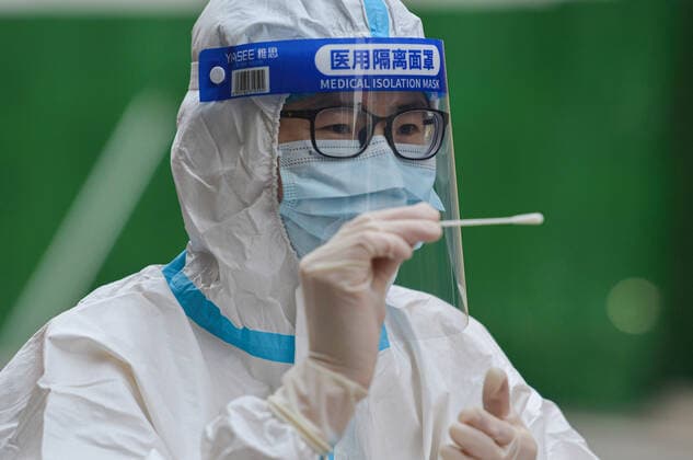Coronavirus, Eindrücke aus China April 12, 2022, Fuyang, Anhui, China: A medical worker performs COVID-19 nucleic acid test on a resident at a controlled area in Fuyang. The Chinese mainland on Monday reported 1,251 locally transmitted confirmed COVID-19 cases, the National Health Commission s Tuesday report showed. Of the new local confirmed cases, 994 were reported in Shanghai, while 171 were reported in Jilin. Fuyang China - ZUMAs197 20220412_zaa_s197_010 Copyright: xSheldonxCooperx