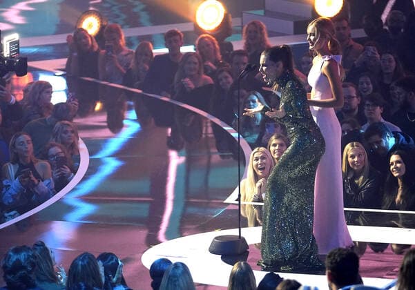 April 11, 2022, Nashville, Tennessee, USA: Isabel May, Faith Hill speak onstage at the 2022 CMT Music Awards at Nashville Municipal Auditorium. Nashville USA - ZUMAs181 20220411_zea_s181_215 Copyright: xImagespacex
