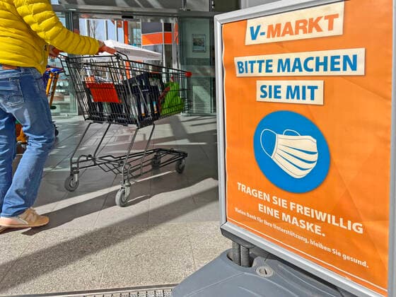 12 04 2022, iconic image, Corona crisis, woman goes shopping in a supermarket, face masks are now only voluntary In Germany, as of 3 4 2022, masks are no longer compulsory when shopping, only on a voluntary basis At the entrance a sign Please join in, voluntarily wear a mask Modelreleased 12 04 2022, Corona crisis, co