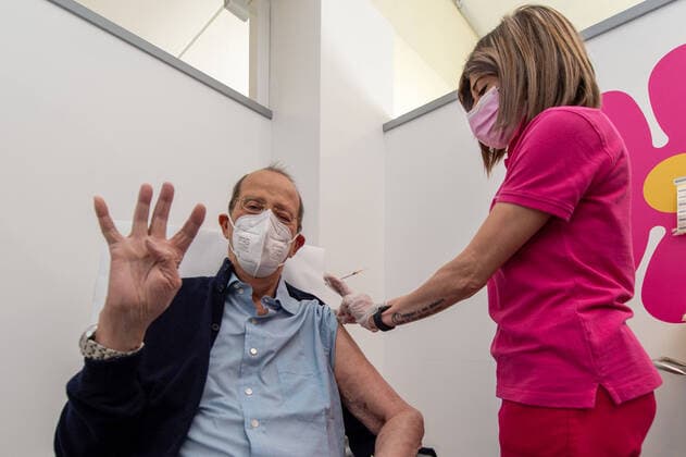 News Bilder des Tages COVID: Italy Starts Giving Fourth Jab Rieti is a pioneer in Italy for the fourth dose vaccination, for patients over 80 and frail over 60. Administration carried out at the former Bosi vaccination centre opened during the vaccine administration campaign. In Rieti, Italy, 12 April, 2022. Rieti Italy  Copyright: xRiccardoxFabix originalFilename: fabi-notitle220412_npBmQ.jpg