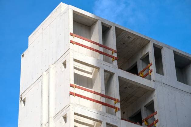 Düsseldorf 12.04.2022 Baustelle Neubau Wohnungen Wohnung Baugerüst Mehrfamilienhaus Mietshaus Miete Mietspiegel Mietpreisspiegel Immobilie Immobilien Wohnungsnot Rohbau Wohnungsmangel Wohnungsmangel Baustau Wohnimmobilie Wohnungsimmobilien Mietpreise Altbau Leerstand Oddachlose Baumaterial Baustoffe Leiter Aussenleiter Bauleiter Mietpreise Wohnungsbau Ballungsgebiet bezahlbarer Wohnraum Wohnungssuche CO2-Preis CO2 Bundes-Klimaschutzgesetz Heizen Heizung Klimapaket Mieter Vermieter Mietpreis-Bremse Mietpreisbremse Wohnungsnot Klimasteuer Energiewende Büro Büros Homeoffice Home-Office Betongold Inflation KfW-Kredite Eigenheim Düsseldorf Nordrhein-Westfalen Deutschland *** Dusseldorf 12 04 2022 construction site new building apartments